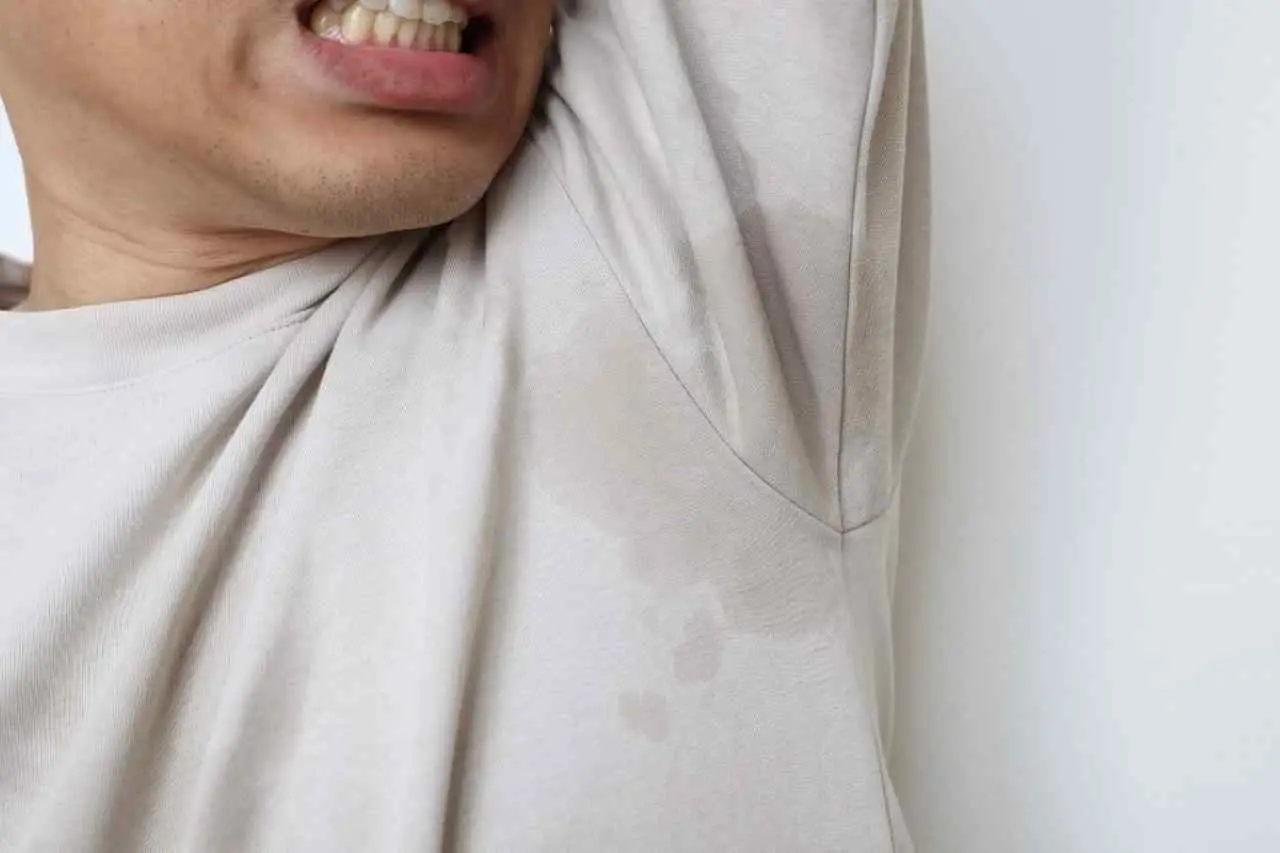 ¿Te lavas y aún así tus axilas huelen mal? Esta es la causa oculta que estás ignorando