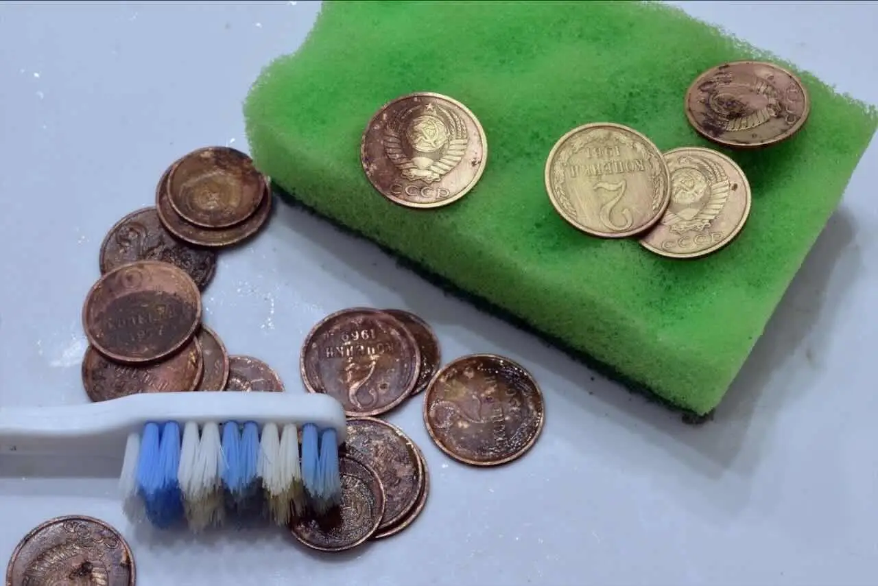 No limpies tus monedas antiguas con vinagre y sal: este es el daño irreparable que les causas